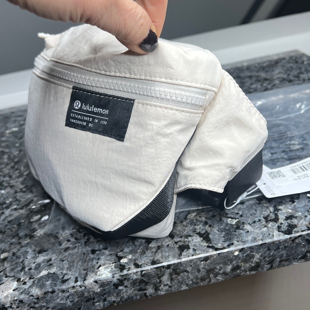 Lululemon Clean Lines Belt Bag White Opal with a 2L capacity - New with Tags - Picture 3 of 12